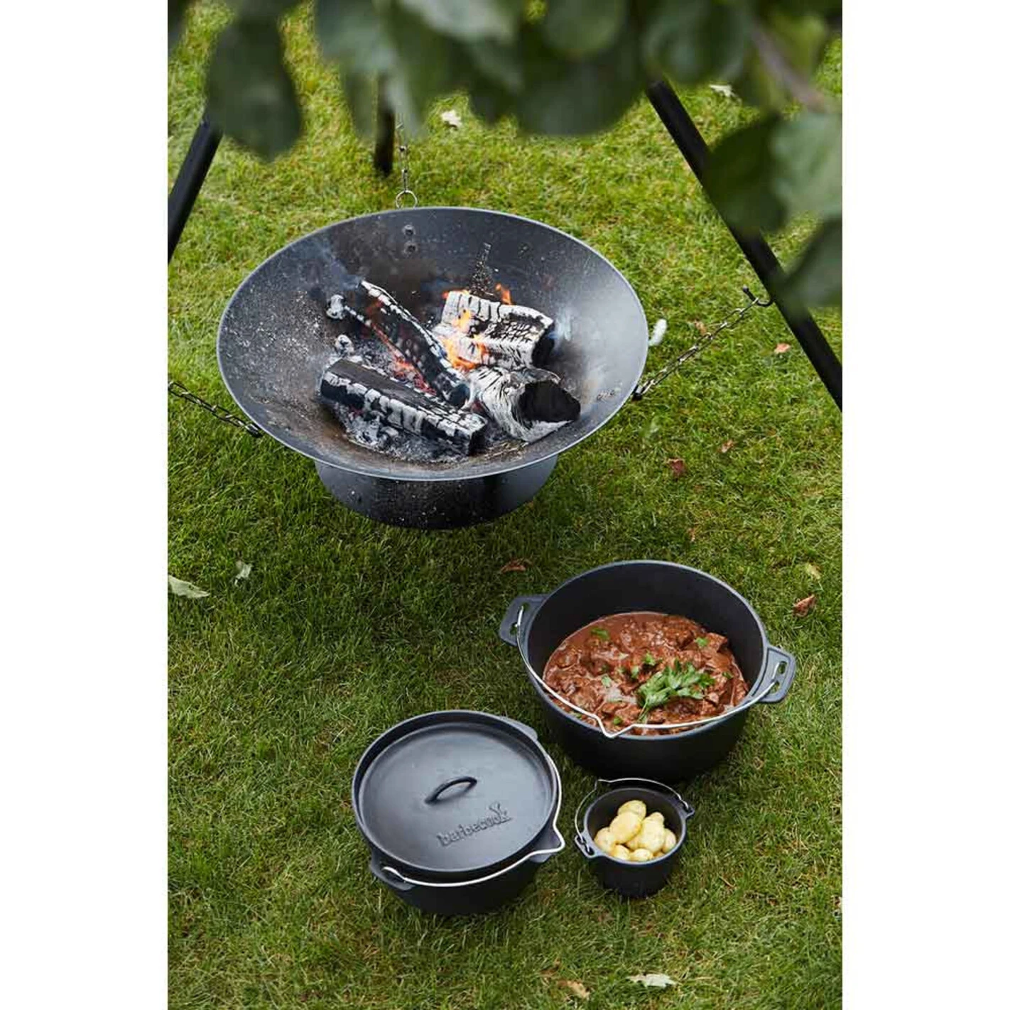 Brasero Junko ø60 Cm Fonte + Trépied + Grille Acier Chromé + Housse - Barbecook 5 Brasero Junko ø60 Cm Fonte + Trépied + Grille Acier Chromé + Housse - Barbecook – Image 5